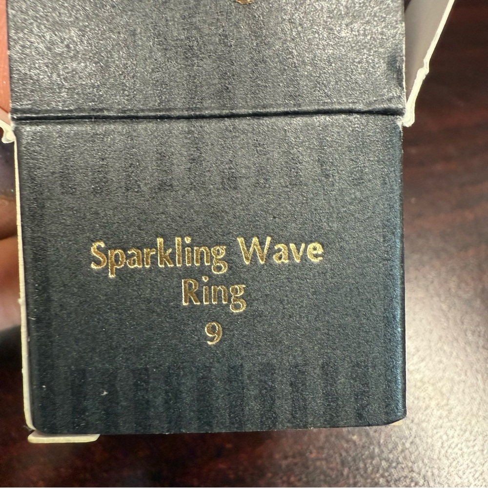 Avon “Sparkling Wave” size 9 Ring with Unique Split Band Design NIB 1992 vintage - Picture 5 of 8